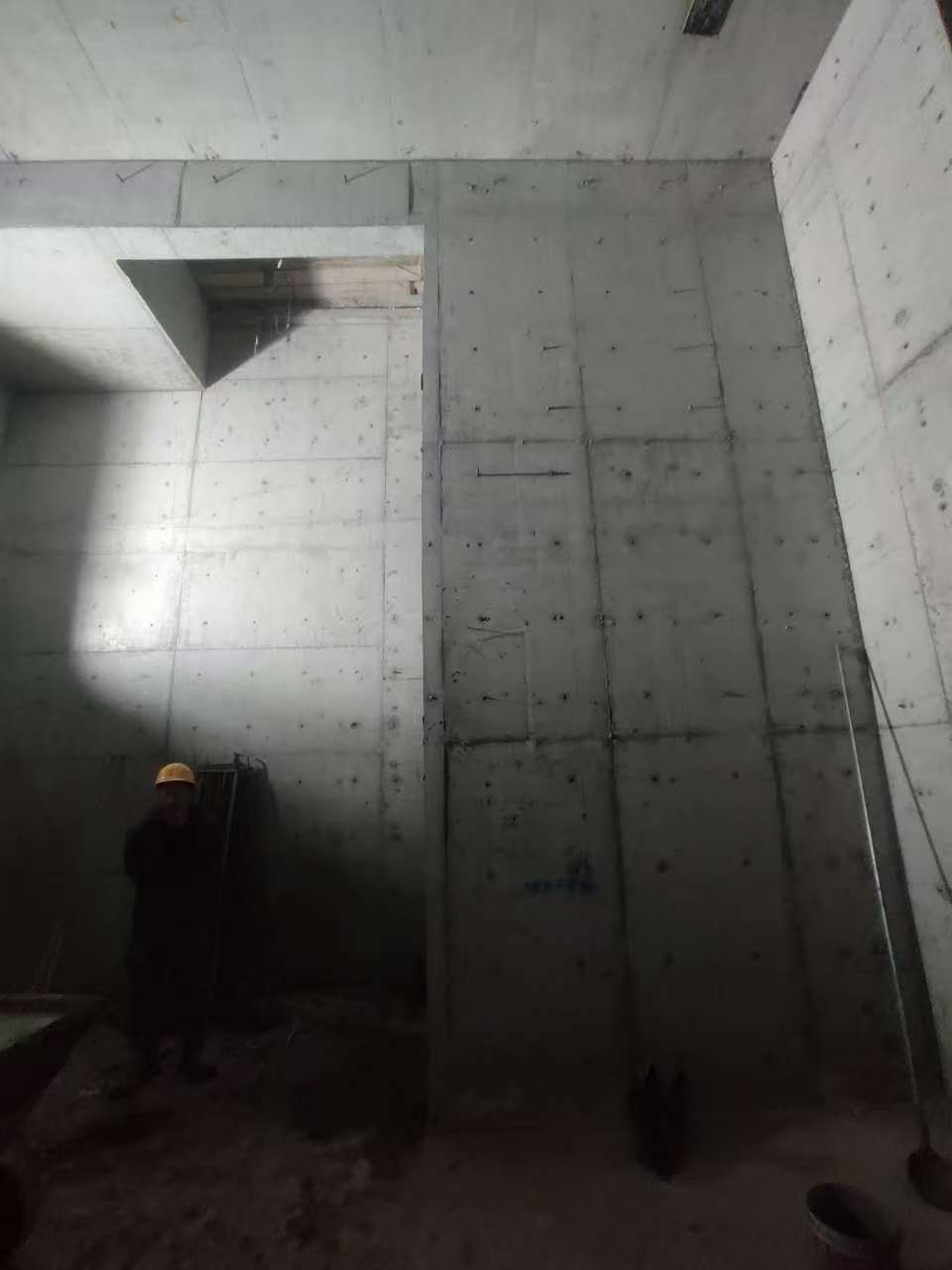 三河墙上开槽钢筋断了有影响吗